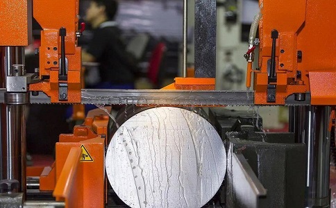 进贤立式金属带锯床切削出现跑带故障解决方法！